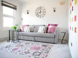 Stylish 3Bed House with Garden, near Stations, London & Harry Potter studios, great for families and contractors