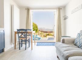 Stunning little house, 2 mins from Lyme Regis beach with a sea view to die for. Sleeps 2, free parking, small dog welcome.、ライム・リージスのホテル