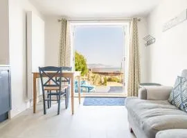 Stunning little house, 2 mins from Lyme Regis beach with a sea view Sleeps 4 free parking,small dog welcome