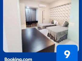 The Square Apartemen Service Twin Suite with WiFi NetFlix 50Inchi, hotel in Surabaya