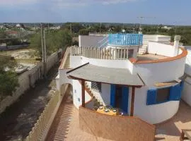 Villa Azzurra con piscina e con vista mare fronte Spiaggia Specchiarica di San Pietro in Bevagna