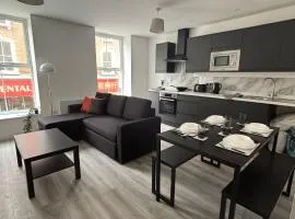 Prime Town Centre Location I Gold St D-Lux 2BR Apartment with Modern Amenities, Walk to Train, Bus Stations, Shops & Cafés I Leisure and Business Stays Welcome