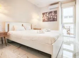 Central retreat with balcony, steps to beach REMS