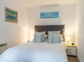 Cute 1 bed apartment 2 mins from the sea - Sleeps 4, Flat 8 The Gables, Church Street, Lyme Regis