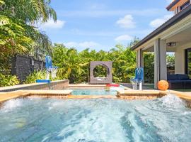 Avatar Miami Villa - Heated Pool & Spa - Pickleball & Cinema, holiday home in Hammocks