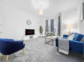 Cheerful 2 Bedroom Homely Apartment, Sleeps 4 Guest Comfy, 2x Double Beds, Parking, Free WiFi, Suitable For Business, Leisure Guest, Paisley, Near Glasgow Airport, Near Glasgow City Centre