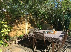 Maison Jardin Proche Paris, Hotel in Sainte-Geneviève-des-Bois