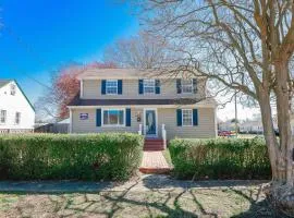 Sojourn Spacious Family Retreat with Fenced Backyard