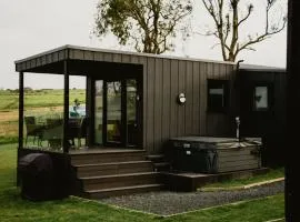 Stunning 2 Bed Glamping Cabin with private Hot Tub - Pod 1
