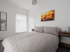 3-Bed Retreat with Free Parking and Long Stay Deals