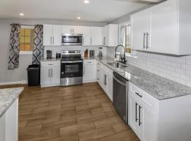 Three bedroom family home with off street parking and fenced yard, hotel in Centennial