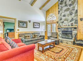 2 Mi to Dtwn Cloudcroft Home with Furnished Deck, hotel v destinaci Cloudcroft