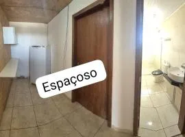Studio na area central com ar condicionado, banheiro privado