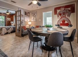 Ol Sarge Retreat Outdoor Amenities Cozy Charm, Hotel in Bryan