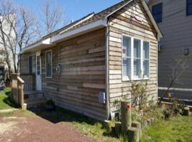Ocean Block Beach Badges Cute Cottage In The Oceanblock No Streets To Cross 7 Houses To The Ocean Rear Cottage 13048, hotel in Surf City