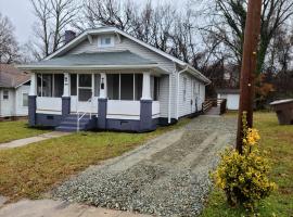 Next to Downtown Greensboro Bungalow Rooms, guest house in Greensboro