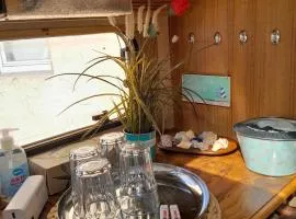 Moving Inn - Retro Übernachten im Wohnwagen, günstig & zentral