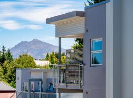 Bright 2BR Apartment with Hot Tub - Walk to Town - Park Free, rezort v destinaci Wanaka