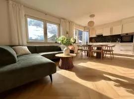 Spacious boutique family apt w sunny balcony & mountain views