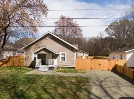 5 Min to Elon - In Unit Washer and Dryer - Fast Wi-Fi