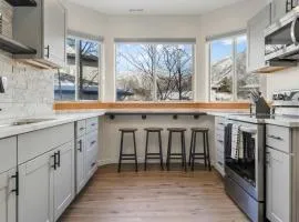 Cozy 2BR Home Mountain Views, Firepit, Sleeps 6