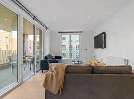 Luxury Apartment Near City Airport - with gym and free parking Sleeps 8