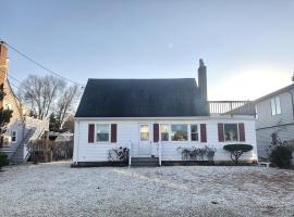 Pet Friendly, Bayside, Brant Beach, Private Yard, Wifi, Affordable 3 Bedroom Vintage Cape In Brant Beach 14009, hotel i Brant Beach