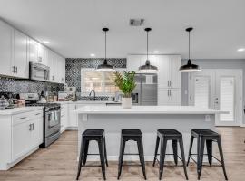 Sunny Simi Valley Valley 4BR 3BR LTR Modern Home Dedicated Work Place High Speed internet, готель у місті Сімі-Валлі