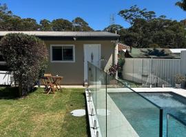 5 min stroll to the heart Of Huskisson，赫斯基森的附設泳池的飯店