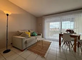 Appartement avec Terrasse Proche Plage et Parking Gratuit - FR-1-239-955