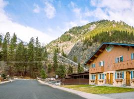 Luxe Bavarian Retreat - in Town with Hot Tub, resort de esqui em Leavenworth
