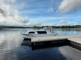 Bateau à quai lac des Settons