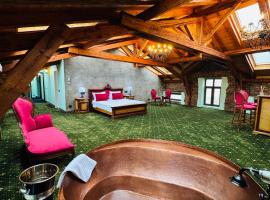 JMR Splendor - Private Sauna & Bathtub Suites，康斯坦察的有熱水按摩池的飯店