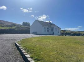 Mountain retreat - bright & spacious 2 bed home with large garden, hotel v destinaci Schull