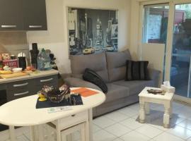 Studio- très calme - Proche Bidart et Guétary " AHETZE", hotel v destinaci Ahetze