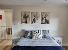 Clifton House O2 & Excel Rooms with private bathroom and Breakfast option