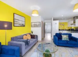 Foxherne 6 Bedroom and 2 Bath Serviced House 20 with Parking - Slough