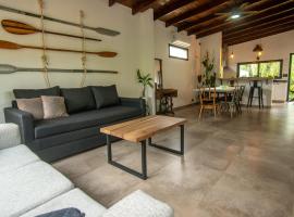 Alojamiento Cota 8، فندق شاطئي في كولون