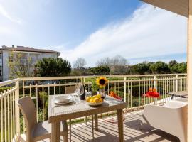 Elegant Seaside Apartment with Pool and Parking, hotel v destinaci Calambrone