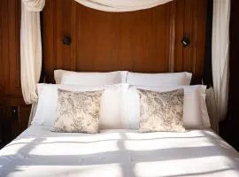 LA MEFFRAIS 1741 - Manoir d'hôtes avec Parking Privé - 3 minutes de Dinan