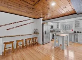 Cozy 3BR Retreat in Downtown Bethlehem - Hot Tub, Trails, Near Ski & Hike