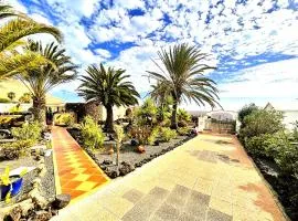 Tiny House MADORA - sea view - amazing garden - quiet location - Bodegas & hiking trails nearby