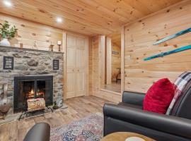Riverfront Retreat in the White Mountains - 3BR Cozy Escape Near Ski & Hike, hotel in Bethlehem