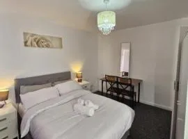 Spacious 3-Bed Home -Private Garden & free Parking