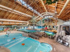 Three Bears Resort Waterpark Near Tomah Ascend Collection, hotel de playa en Warrens