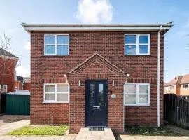 4BDR house,8 guests, Contractor Stays , Holiday home, Free Parking, Reliable WiFi, Worksite and Amenities Nearby!