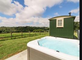 Harmony Hut Hot Tub 2 miles from beach,in rural setting Bude Cornwall, hotel u gradu Stratton