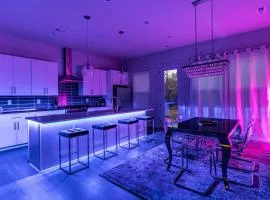 PoolTable-15 Mins to Uptown & DT-King Bed!