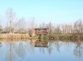 Glamping Casetta sul lago 2, luxusn&iacute; kemp v destinaci Albairate