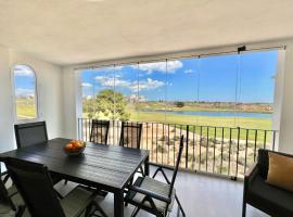 Stunning deluxe apartment, 2 bathrooms, golf and lake views – hotel w mieście Sucina